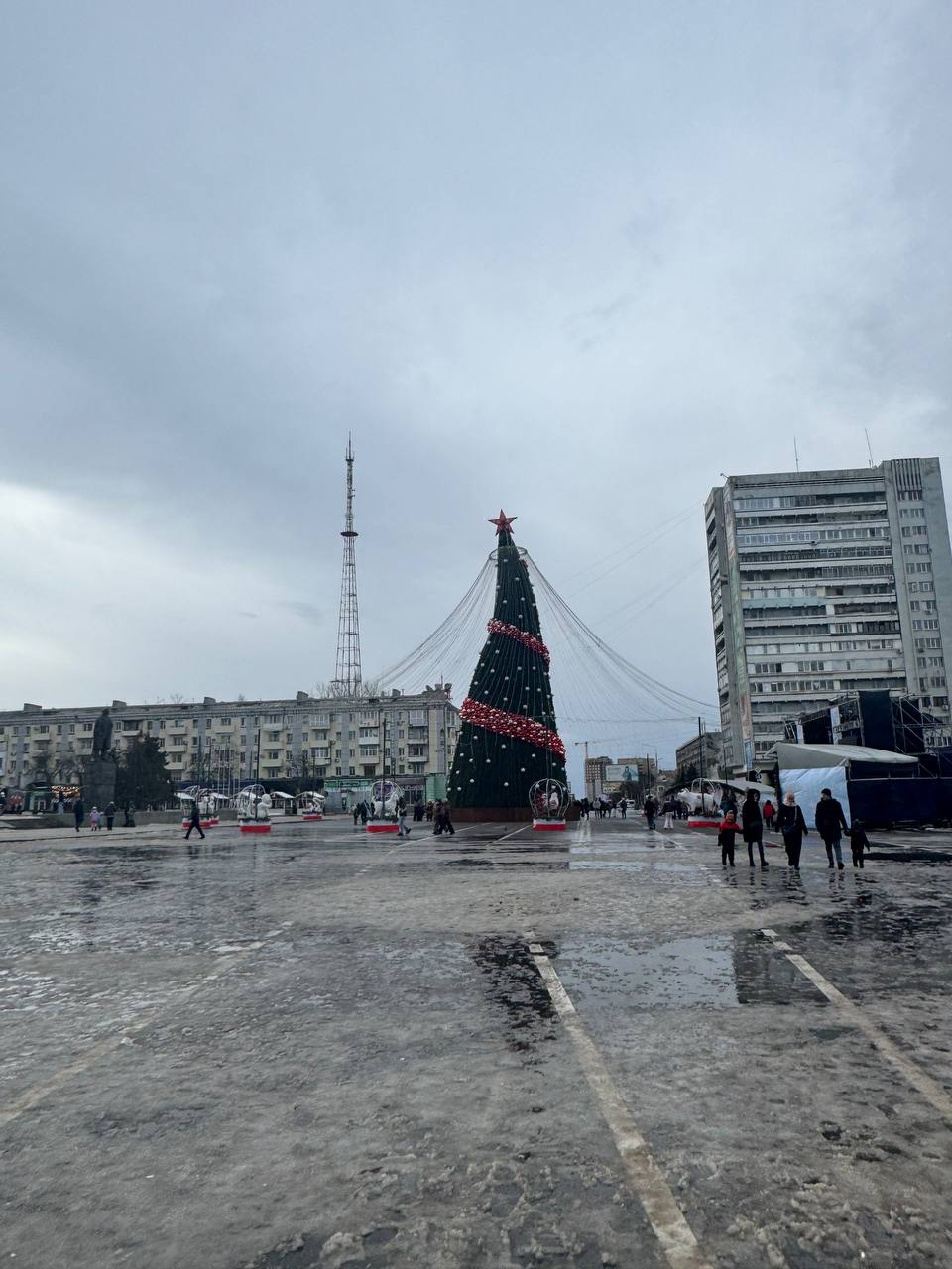 Главная новогодняя ёлка Луганска пострадала от шквалистого ветра