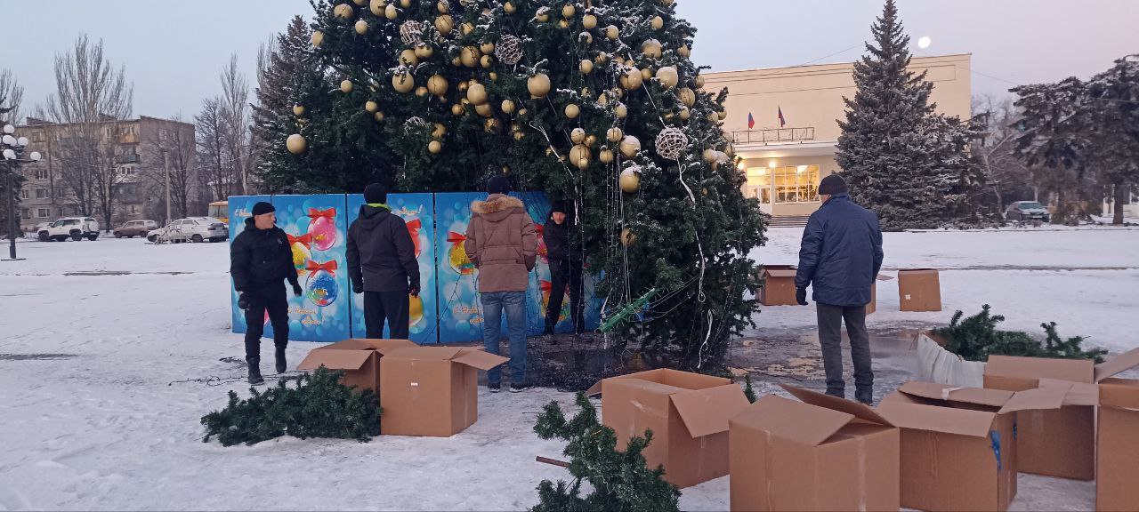 В Первомайске штормовой ветер повалил главную городскую ёлку