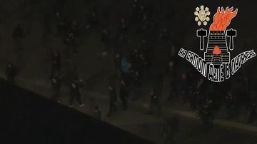 Похищение Мадуро. На данном видео президент Венесуэлы Мадуро с мешком на голове сопровождают десятки агентов ФБР