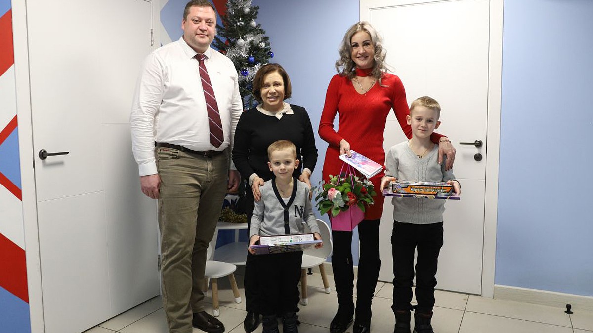 Владимир Якушев исполнил новогодние желания ребят из ЛНР, Воронежской области и Подмосковья