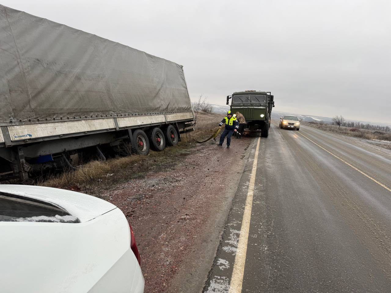 В Свердловском районе инспекторы ГИБДД помогли водителю выбраться из кювета
