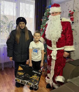 111Полицейские региона вручили подарки ученикам профильных классов, детям погибших правоохранителей и состоящим на учёте ребятам