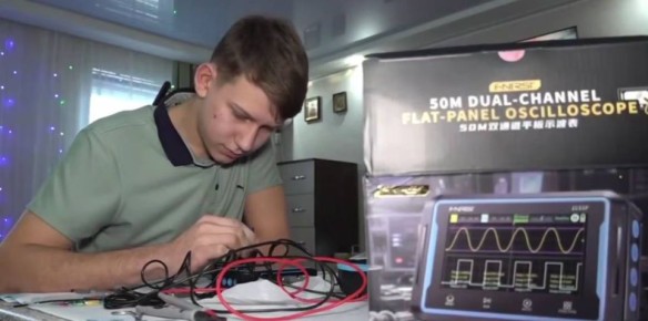 Министр строительства и ЖКХ РФ Ирек Файзуллин подарил 16-летнему подростку из ЛНР осциллограф