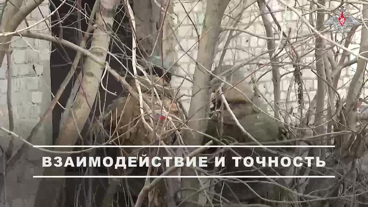 Штурмовые группы мотострелковых соединений «Южной» группировки войск отрабатывают навыки ведения стрелкового боя при штурме опорных пунктов противника, расположенных в зданиях городской застройки