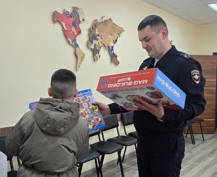 111Руководитель краснодонского подразделения органов внутренних дел исполнил желания двоих ребят