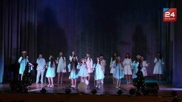 Атмосферу рождественского чуда на сцене Антрацитовского ДК имени Ленина создали детские творческие коллективы