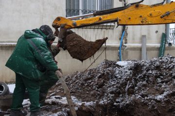 Совместными усилиями. В районе улицы Оборонной специалисты ГУП ЛНР «Лугансквода» совместно с бригадой «Мосводоканала» проводят аварийно-восстановительные работы на водопроводе диаметром 100 мм. Поврежденный трубопровод...
