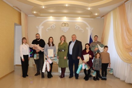 В Стаханове торжественно зарегистрировали первых новорождённых 2026 года 15 января 2026 года Стахановский городской отдел ЗАГС распахнул свои двери для первого в этом году торжественного события – регистрации новорожденных...