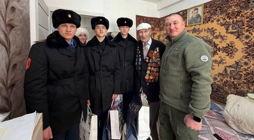 Кадеты поздравили почетного гражданина Луганска Ивана Оленина со 101-м днем рождения