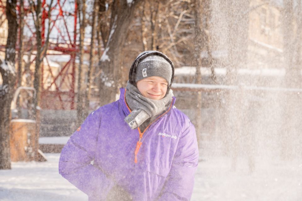 Волонтеры Луганска очистили Сквер имени Героев Молодой гвардии от снега