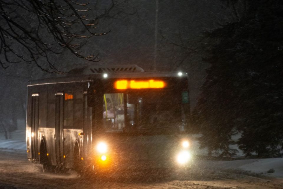 Общественный транспорт работает в штатном режиме, перевозка пассажиров осуществляется без сбоев