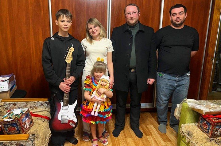 Министр культуры ЛНР исполнил новогодние мечты юных луганчан