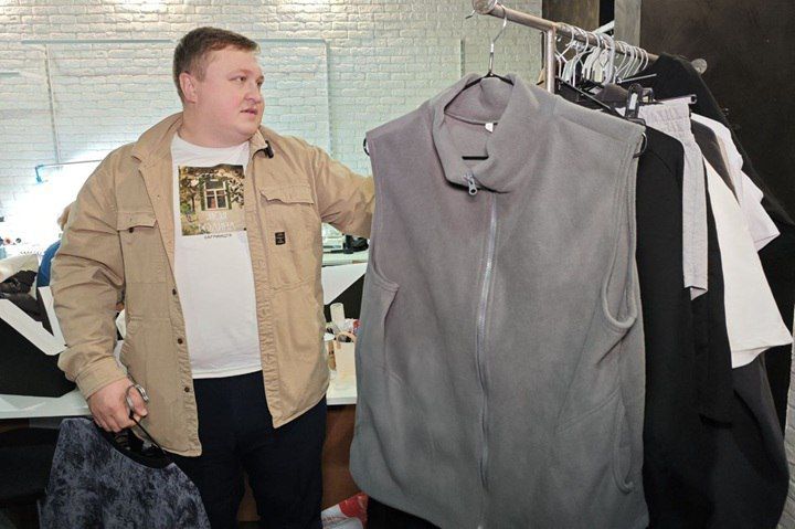 Не цех, а швейный санаторий: предприниматель из ЛНР создал бренд одежды и комфортные условия труда для местных мастериц