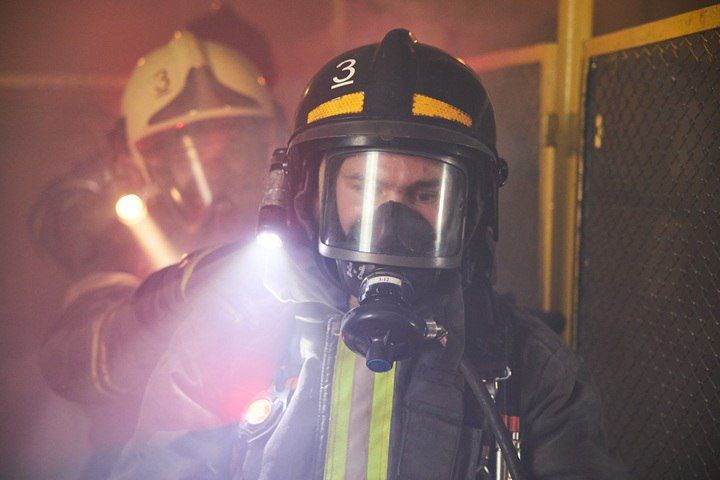 В Луганске спасатели вывели 5 человек из задымленной многоэтажки