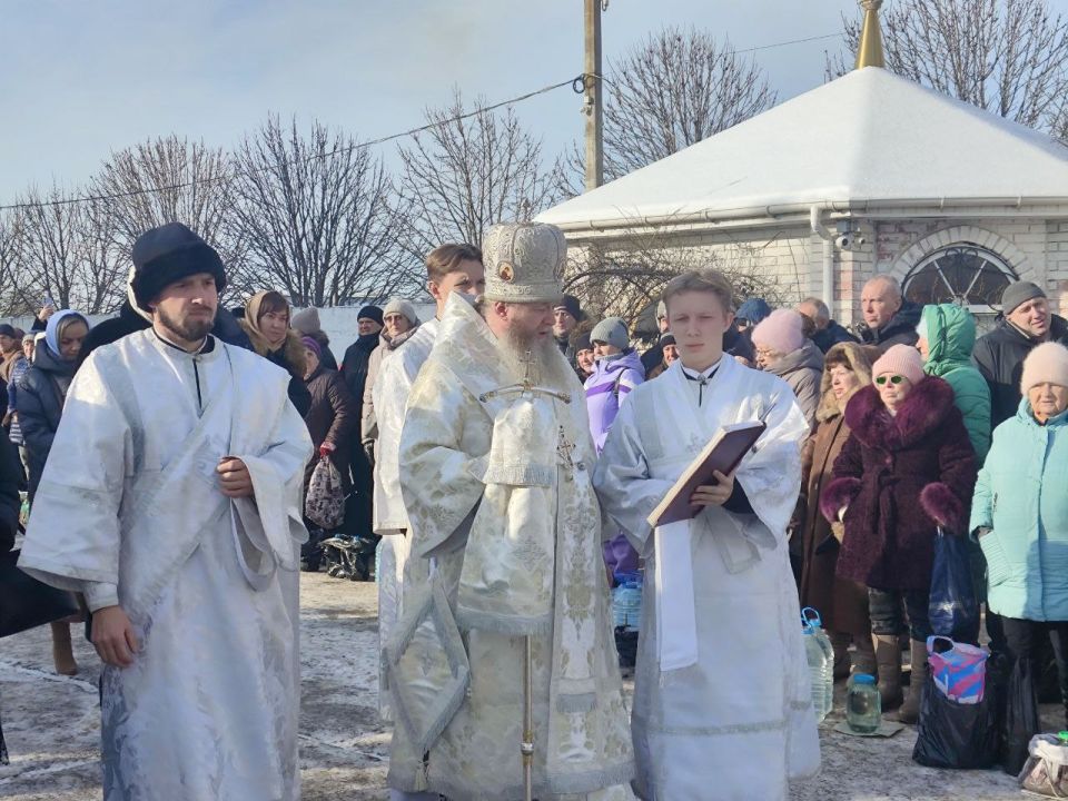Освящение воды в купели совершил Высокопреосвященнейший Пантелеймон, митрополит Луганский и Алчевский