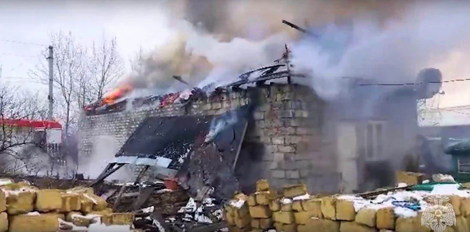 Пожарные потушили жилой дом в Красном Луче