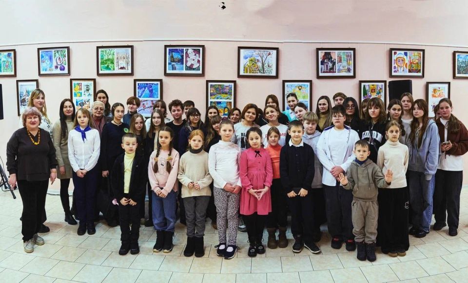 В Горьковке представили выставку юных художников из Детской академии искусств