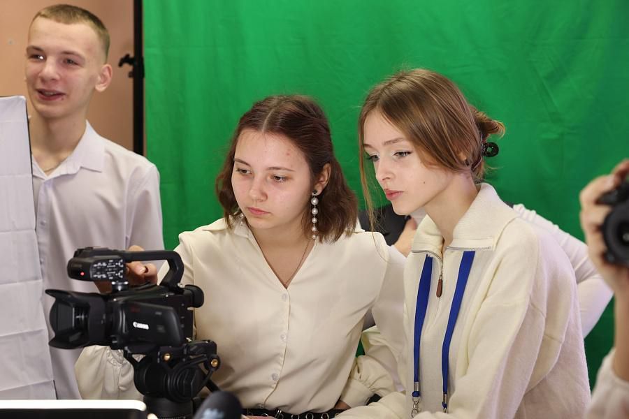 Губернатор Волгоградской области передал Станично-Луганской гимназии оборудование для медиацентра