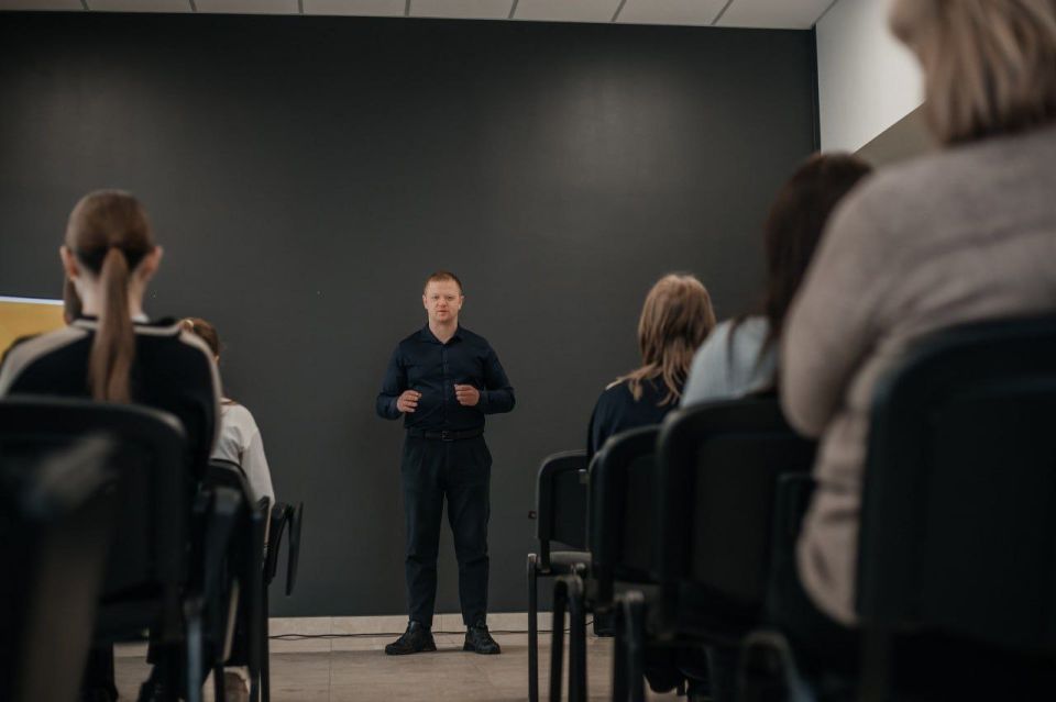 111111 Правоохранитель республиканского МВД рассказал луганским школьникам об опасностях терроризма и экстремизма