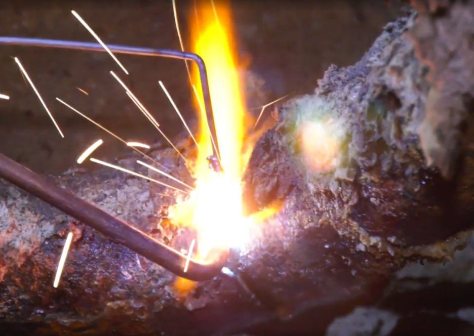 В Алчевске над устранением неполадок систем теплоснабжения задействованы более 10 аварийных бригад коммунальщиков