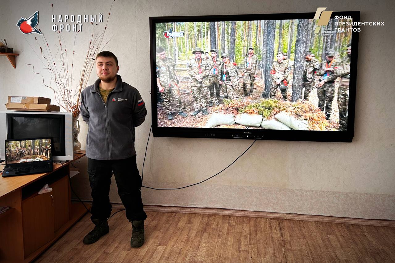 Молодёжка НФ ЛНР посетила ГБОУ ЛНР «Луганская средняя школа №6», чтобы провести агитацию и рассказать о нашей команде, её достижениях и возможностях!