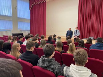 Сотрудники Марковского филиала УИИ УФСИН России по Луганской Народной Республике проводят профориентационную работу с учащимися