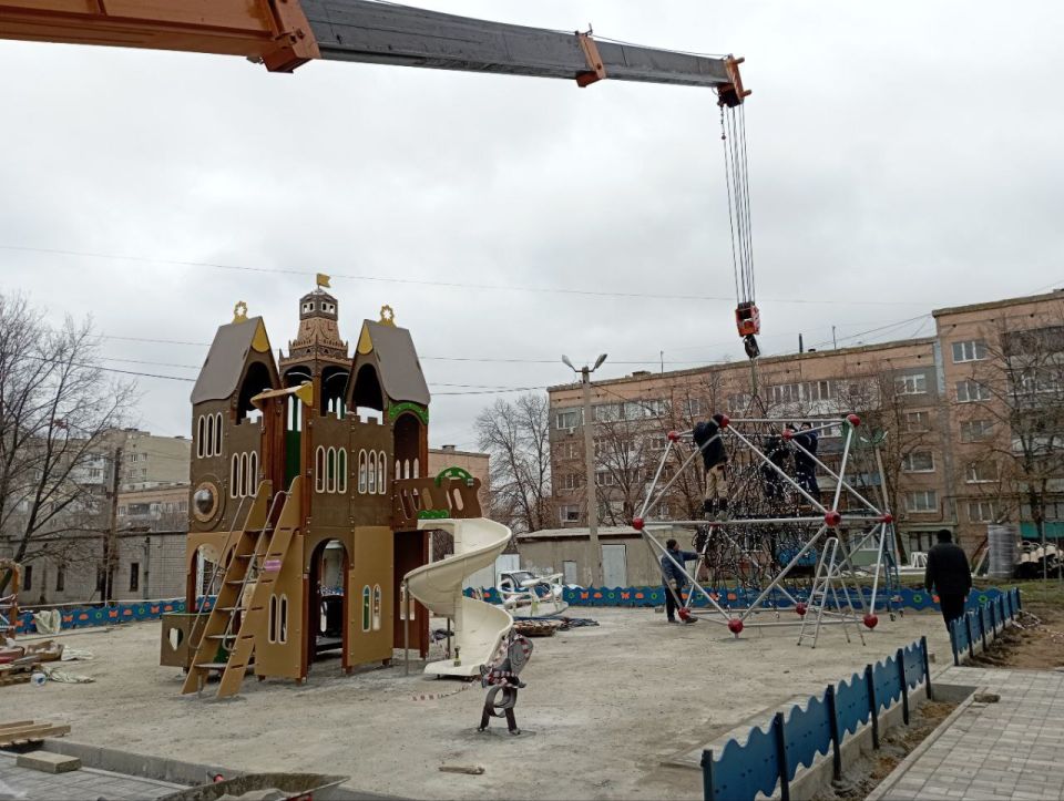 В пгт Юбилейное завершилось строительство одной из первых крупных детских площадок