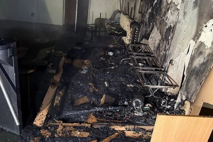 В Луганске спасатели эвакуировали более 50 человек при пожаре в общежитии