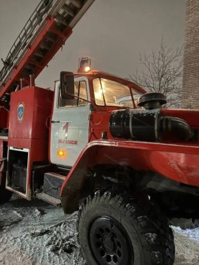 Спасатели МЧС России эвакуировали 52 человека из загоревшегося девятиэтажного общежития в Луганске на улице Матросова