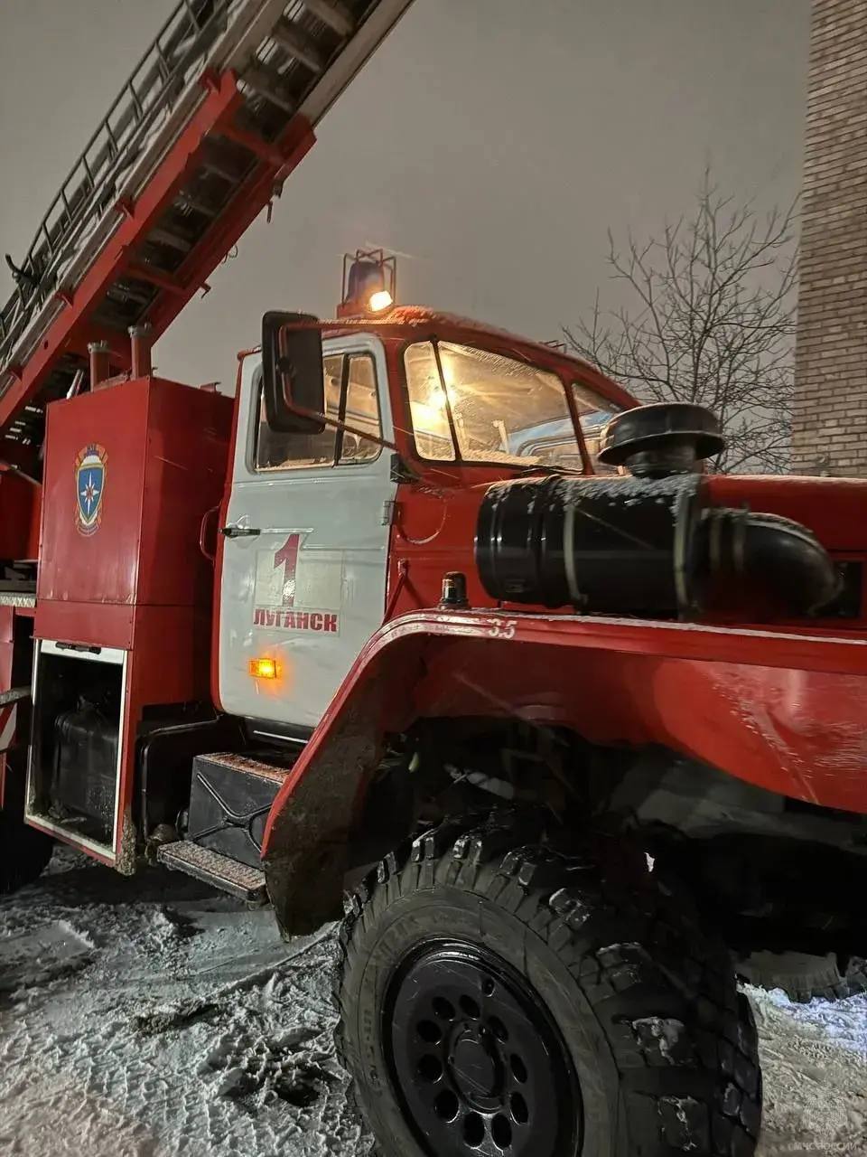 Спасатели МЧС России эвакуировали 52 человека из загоревшегося девятиэтажного общежития в Луганске на улице Матросова