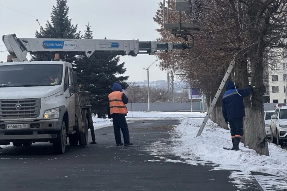 В Луганске демонтировали новогоднюю иллюминацию