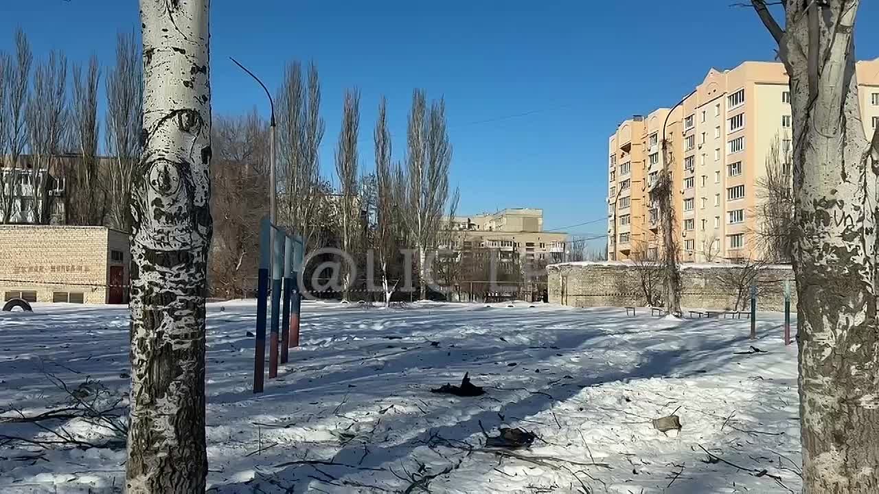 Первые кадры с места обстрела ВСУ школы №54 в Луганске