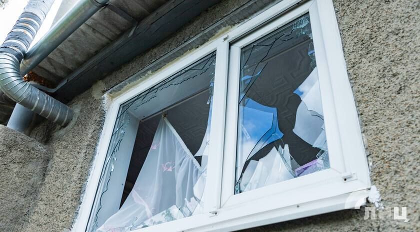 Киевские боевики беспилотником атаковали частный дом в Сватово, в результате чего ранения получил мирный житель