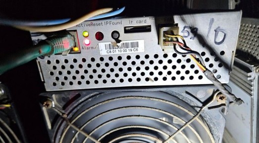 Энергетики обнаружили подпольную майнинг-ферму в Станично-Луганском районе