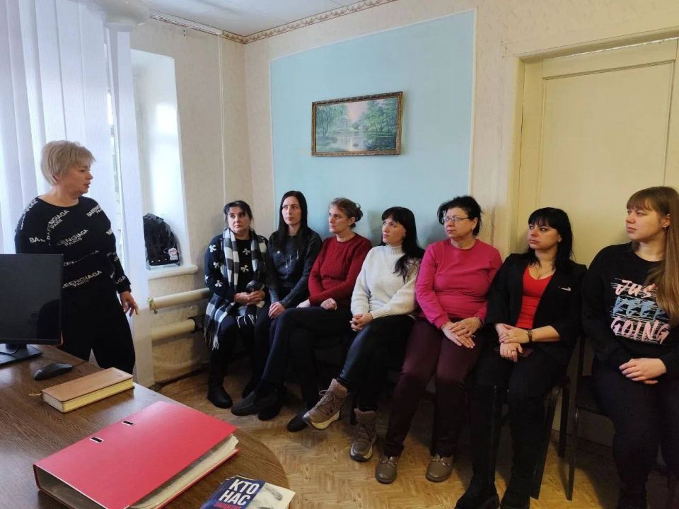 ОТКРЫТЫЙ ДИАЛОГ С ЛДПР. Депутат Совета Ровеньковского городского округа от фракции ЛДПР Елена Польжок провела встречу с коллективом Ровеньковского комплексного центра социального обслуживания населения в рамках проекта...