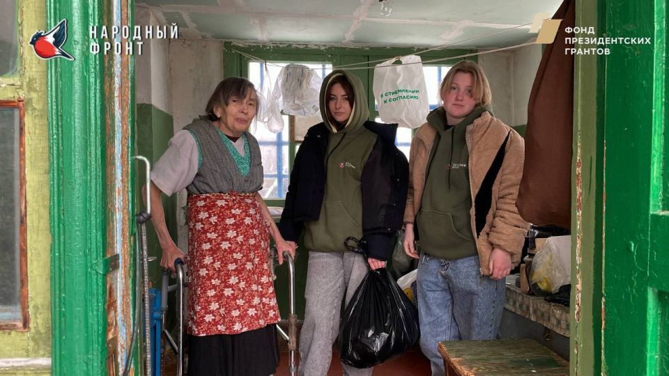 Активисты Молодёжки НФ навестили пенсионерку, чтобы помочь в трудную зимнюю пору и очистили двор от снега, для комфортного передвижения по территории дома