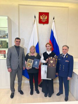 В рамках Всероссийской акции «Ёлка желаний» исполнена мечта 16-летней Полины Талалаевой о личном знакомстве с прокурором республики Глебом Михайловым