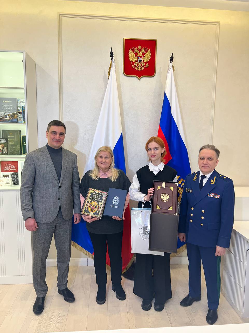 В рамках Всероссийской акции «Ёлка желаний» исполнена мечта 16-летней Полины Талалаевой о личном знакомстве с прокурором республики Глебом Михайловым