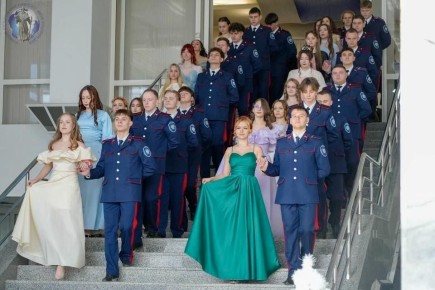 Юноши в казачьей форме и девушки в нарядных платьях: в университете имени Даля в Луганске состоялся ежегодный бал