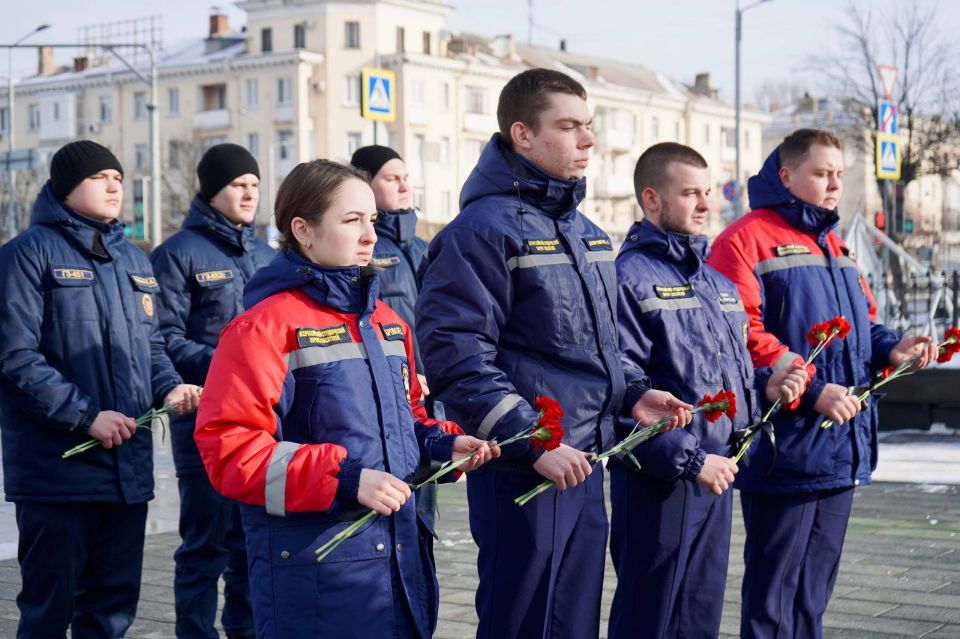 Добровольцы ЛугРО ВСКС почтили память героев-молодогвардейцев