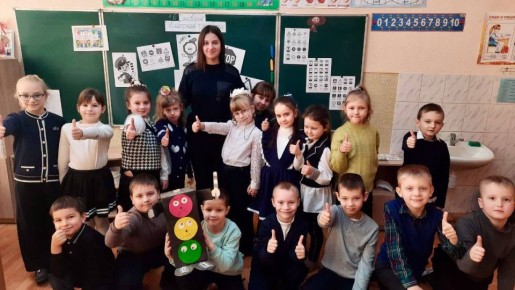 «Детство без опасностей»: в г. Луганске автополицейские проводят профилактические беседы по БДД с юными участниками дорожного движения