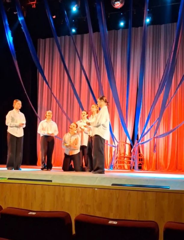 Юные актеры театральной студии ДК Ленина показали поэтический спектакль