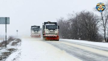 На всех дорогах ЛНР ведутся работы по борьбе с гололёдом 350 единиц техники работают над безопасностью дорог республики