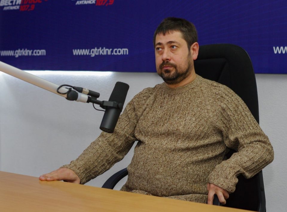 Член Общественной палаты ЛНР, председатель Союза художников ЛНР, заслуженный художник ЛНР Артем Фесенко выступил на радиостанции «Новороссия сегодня» с рассказом о родном городе и о культурных традициях Луганска