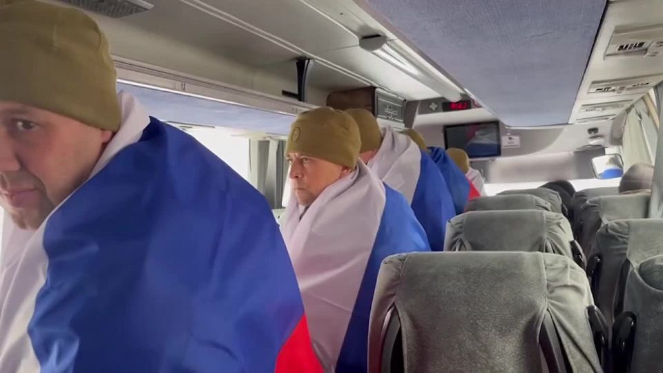 Первые кадры с российскими военными, которые возвращаются домой из украинского плена