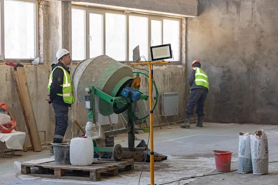 Шеф-регион Москва проводит капитальный ремонт в Луганской гимназии №52