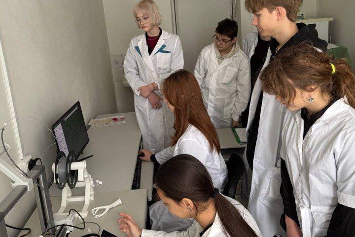 Луганские школьники увидели, как рождаются открытия в медицине