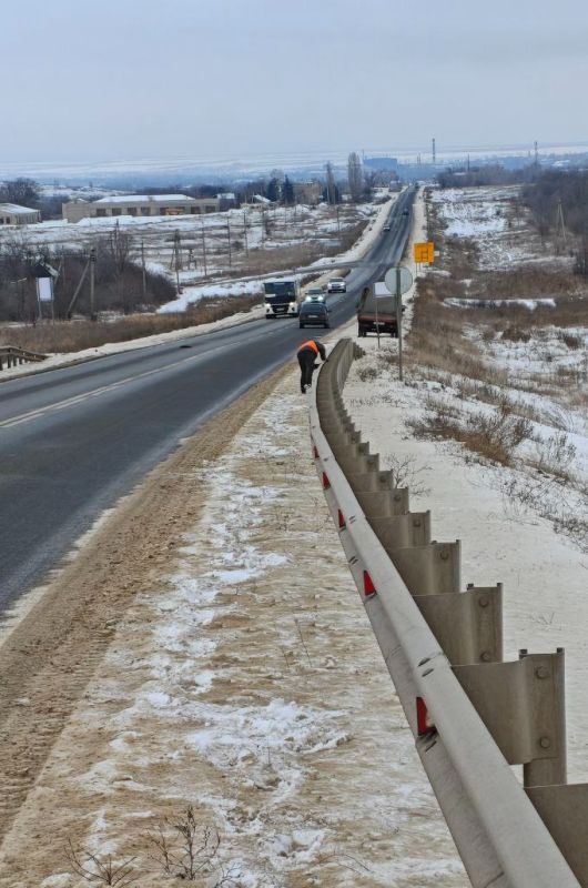 На автодороге Луганск – Лутугино – Красный Луч – граница ДНР выполнены работы по очистке металлических барьерных ограждений