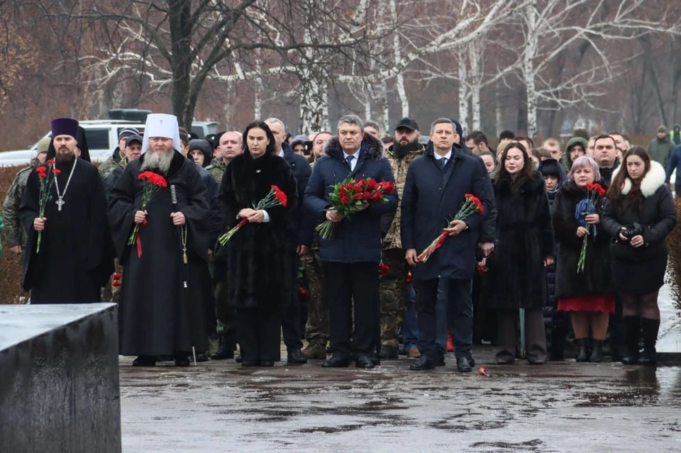 В Луганске возложили цветы в канун Дня освобождения Ворошиловграда
