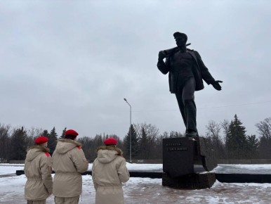 Юнармейцы Стаханова почтили память легендарного шахтёра